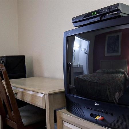 Americas Best Value Inn - Port Jefferson Station - Long Island Номер фото