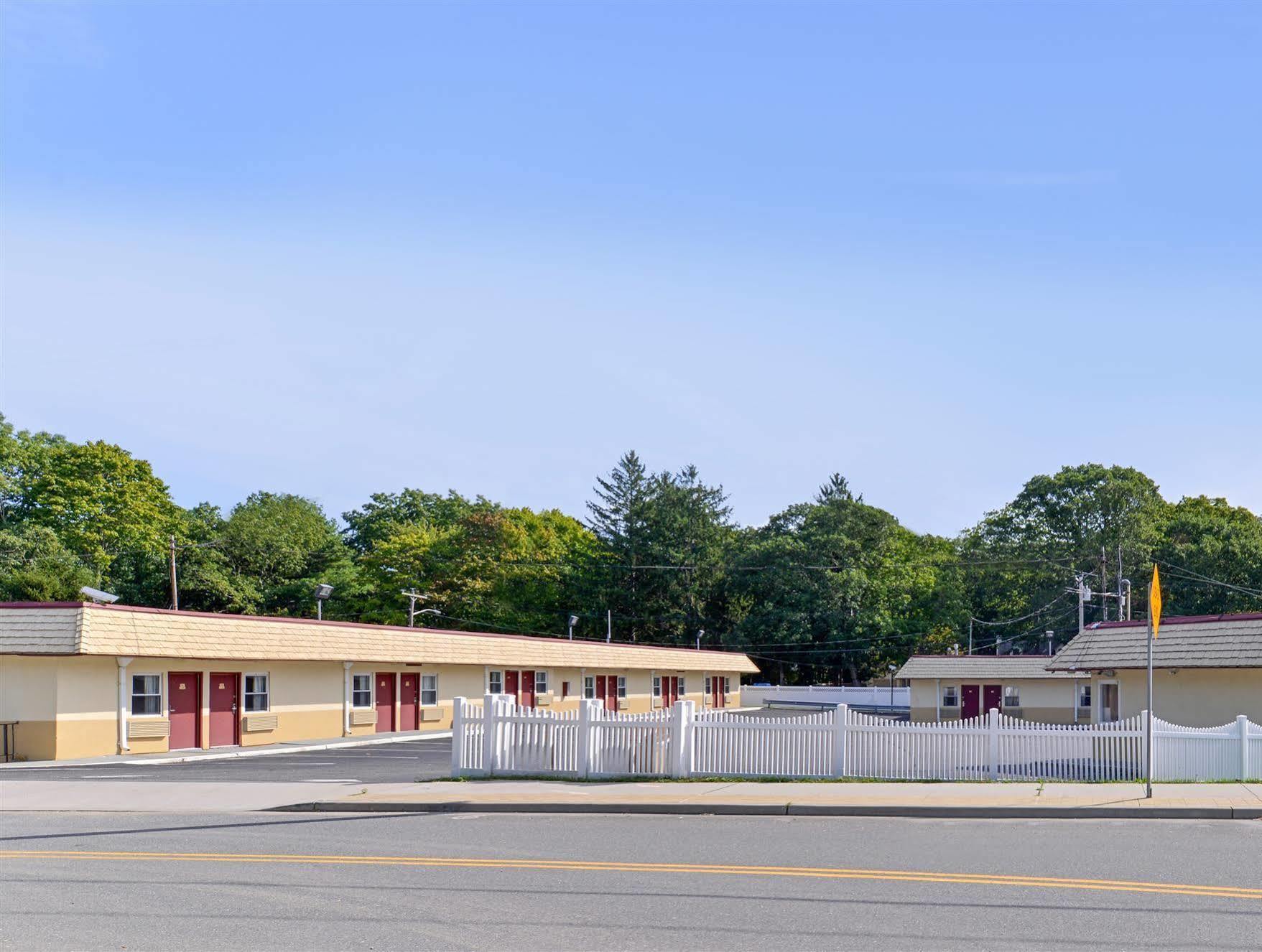 Americas Best Value Inn - Port Jefferson Station - Long Island Экстерьер фото