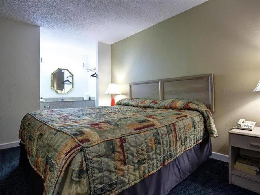 Americas Best Value Inn - Port Jefferson Station - Long Island Экстерьер фото