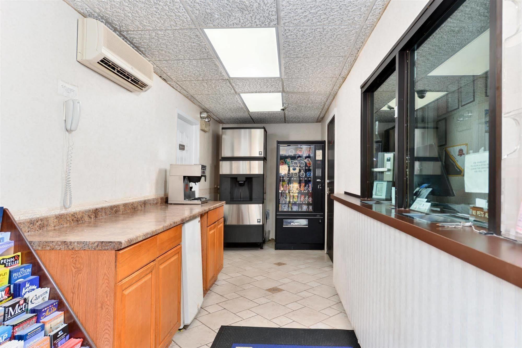 Americas Best Value Inn - Port Jefferson Station - Long Island Экстерьер фото