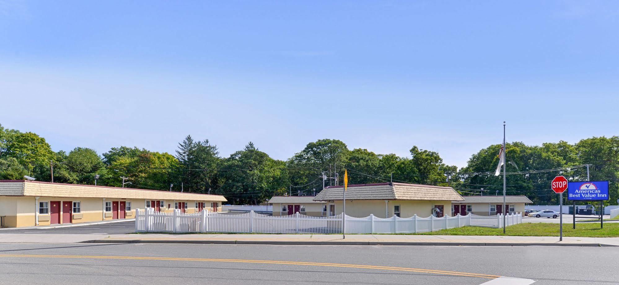Americas Best Value Inn - Port Jefferson Station - Long Island Экстерьер фото