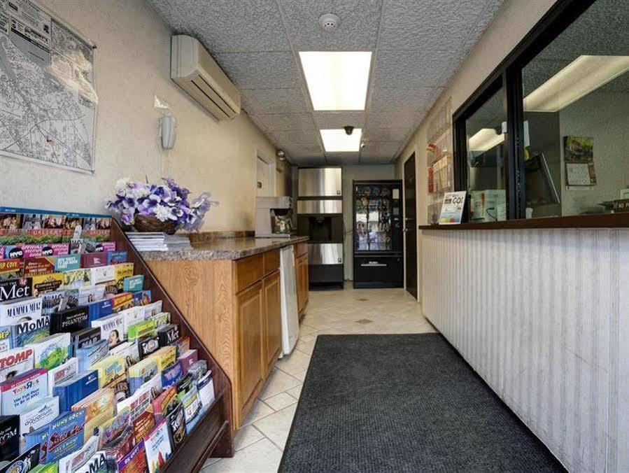 Americas Best Value Inn - Port Jefferson Station - Long Island Экстерьер фото